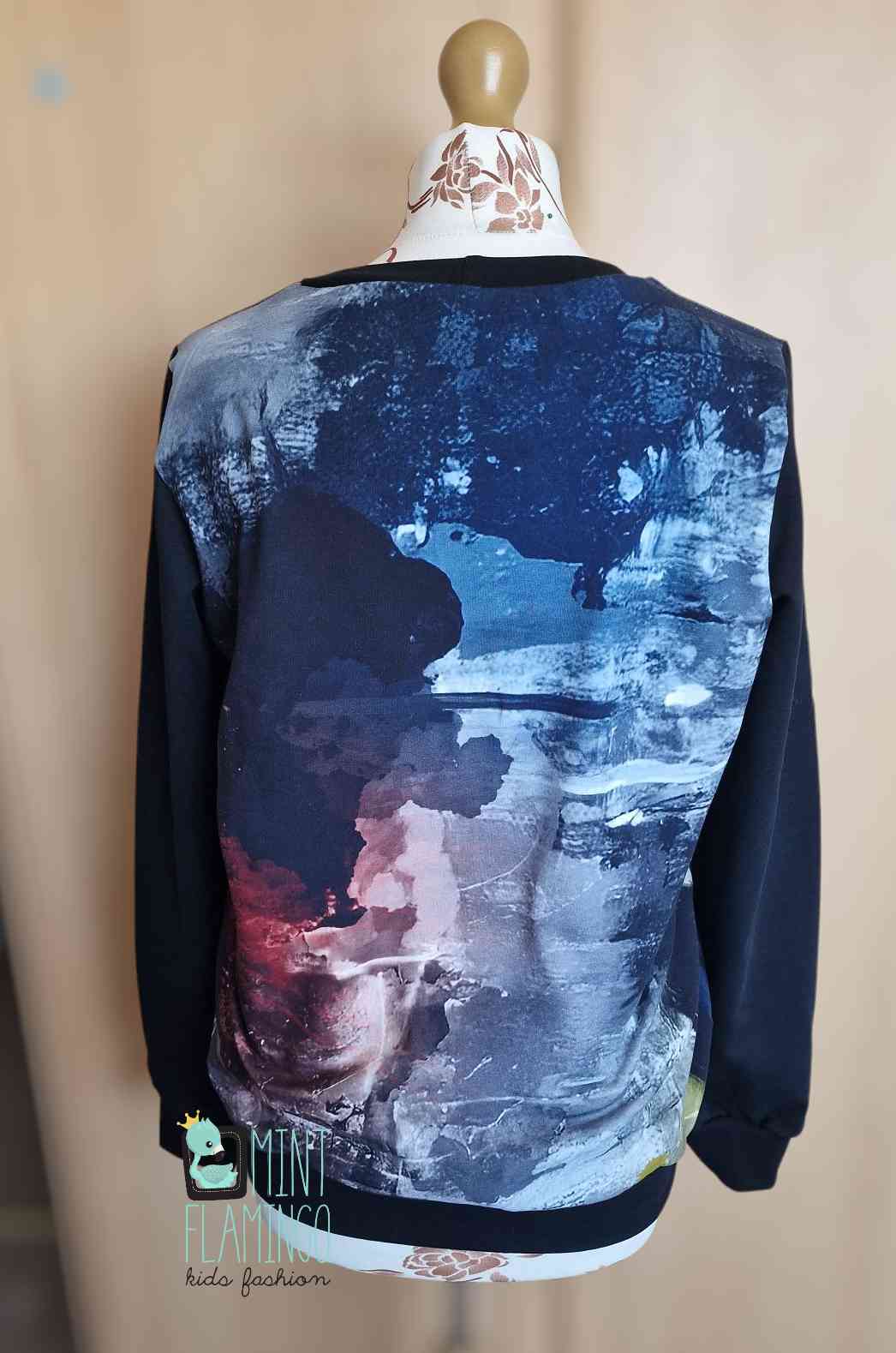 Jumper with Women