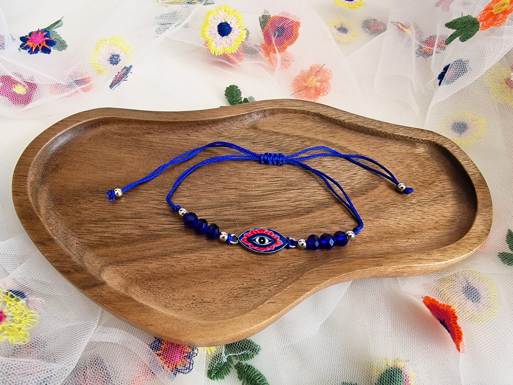 Bracelet eyes