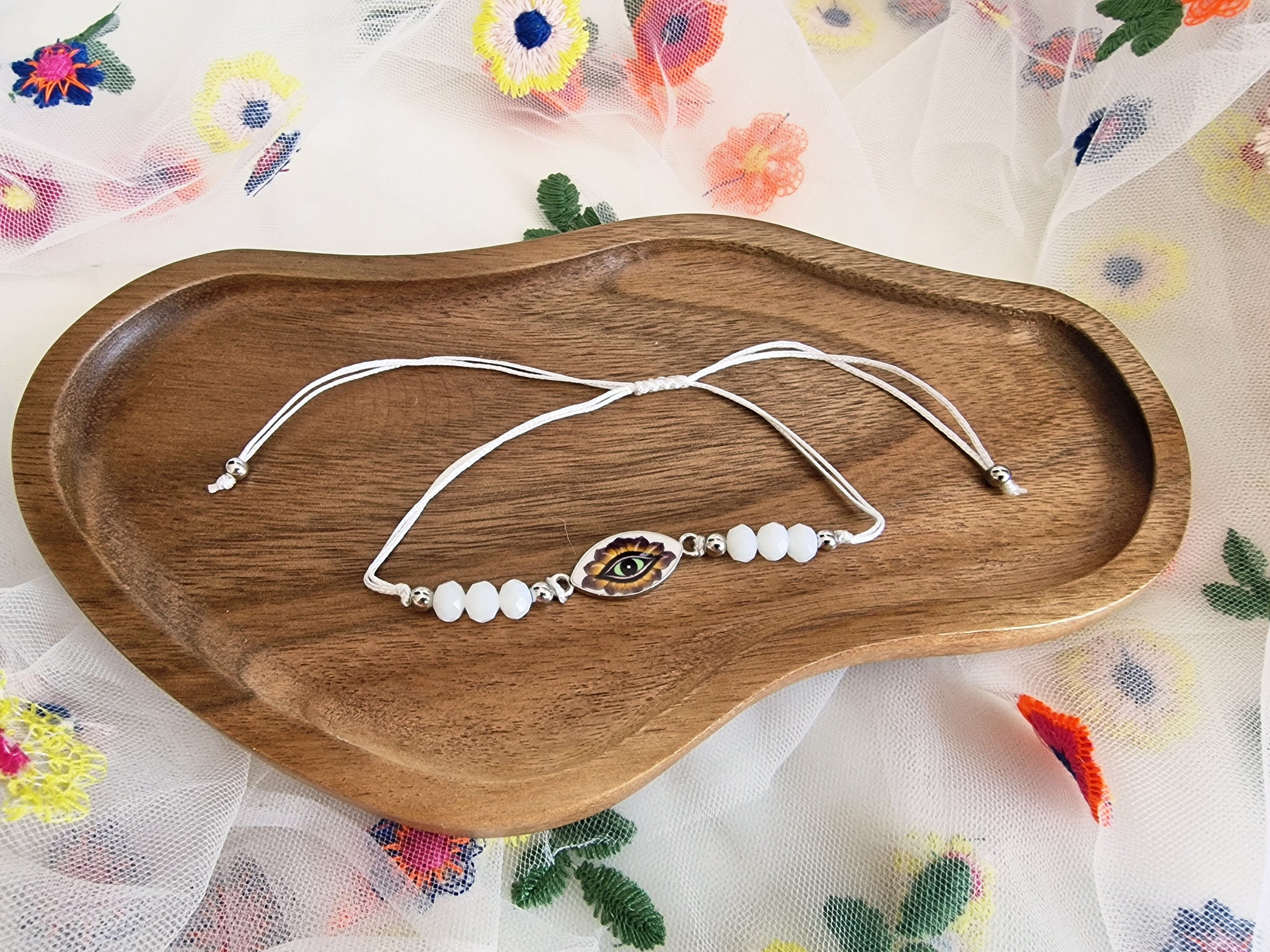 Bracelet eyes